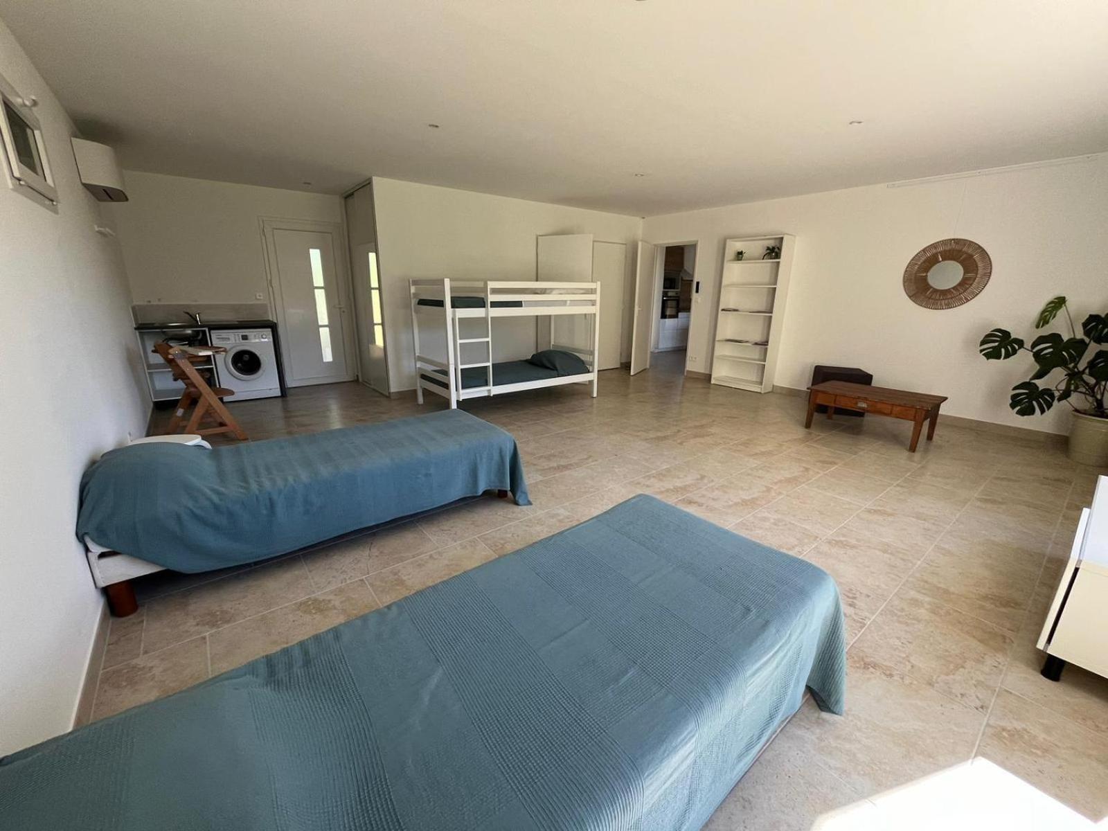 Villa Au Fil De Soi Saint-Julien-de-Peyrolas Habitación foto